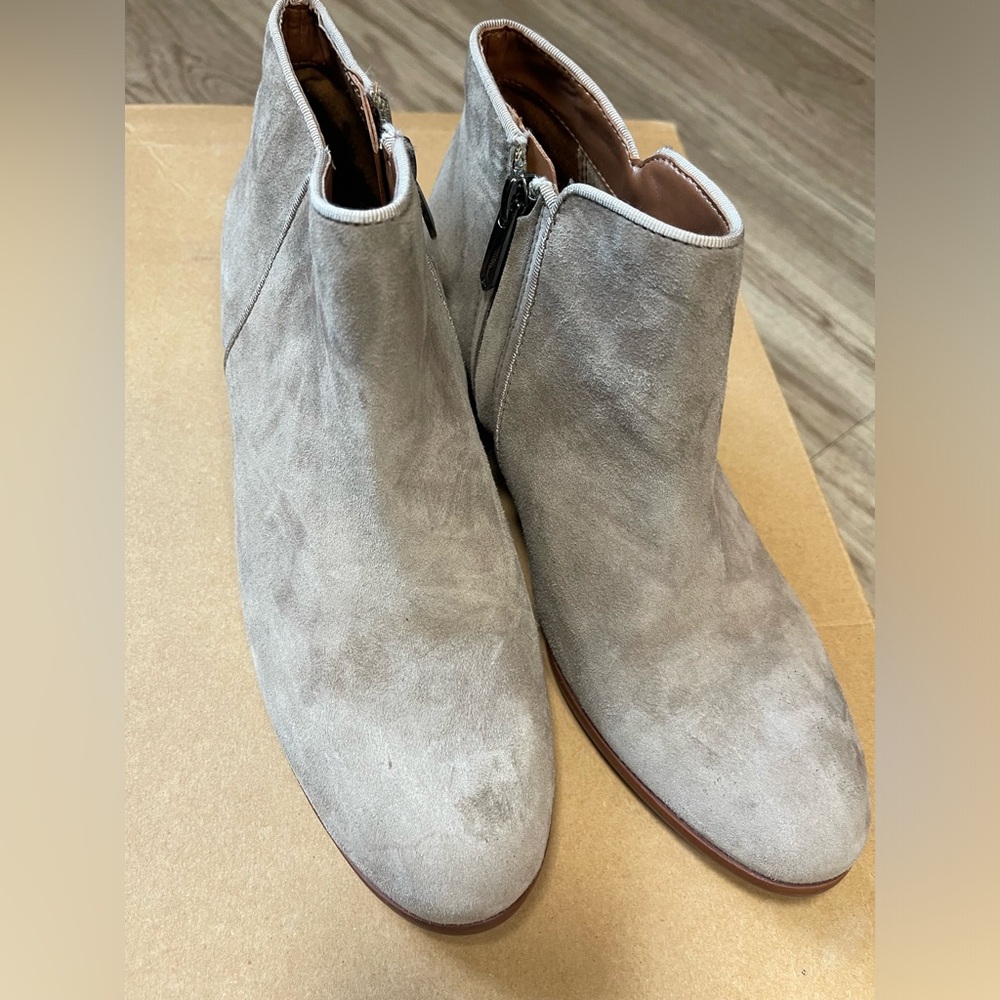 Sam Edelman, size 7.5 suede color gray.